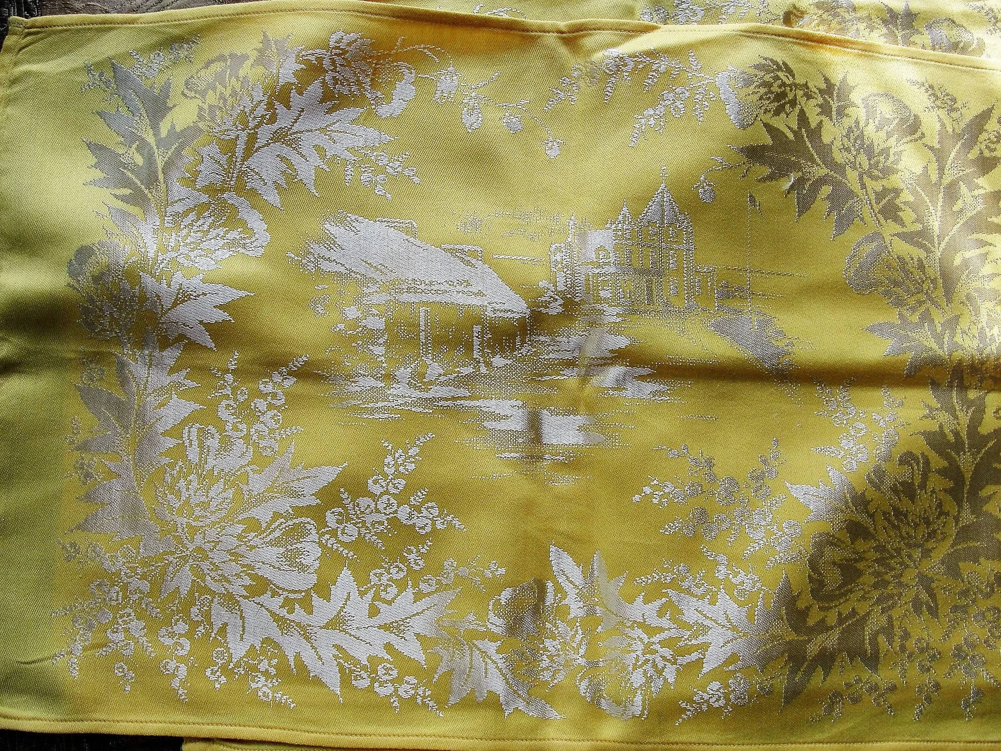 BEAUTIFUL Vintage PLACEMATS Set,Scottish Thistles,Famous Places,Yellow Damask Linen,Vintage Tea Time,Dinner Linens,Collectible T